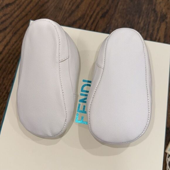 FENDI BABY LOGO LACE CRIB SHOE WITH FF DETAIL 2C - Picture 9 of 10